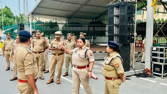 लखनौ : प्रेमसंबंधाच्या संशयावरून पतीने पत्नीचा गळा दाबून खून केला, मृतदेह ट्रॉली बॅगमध्ये भरला